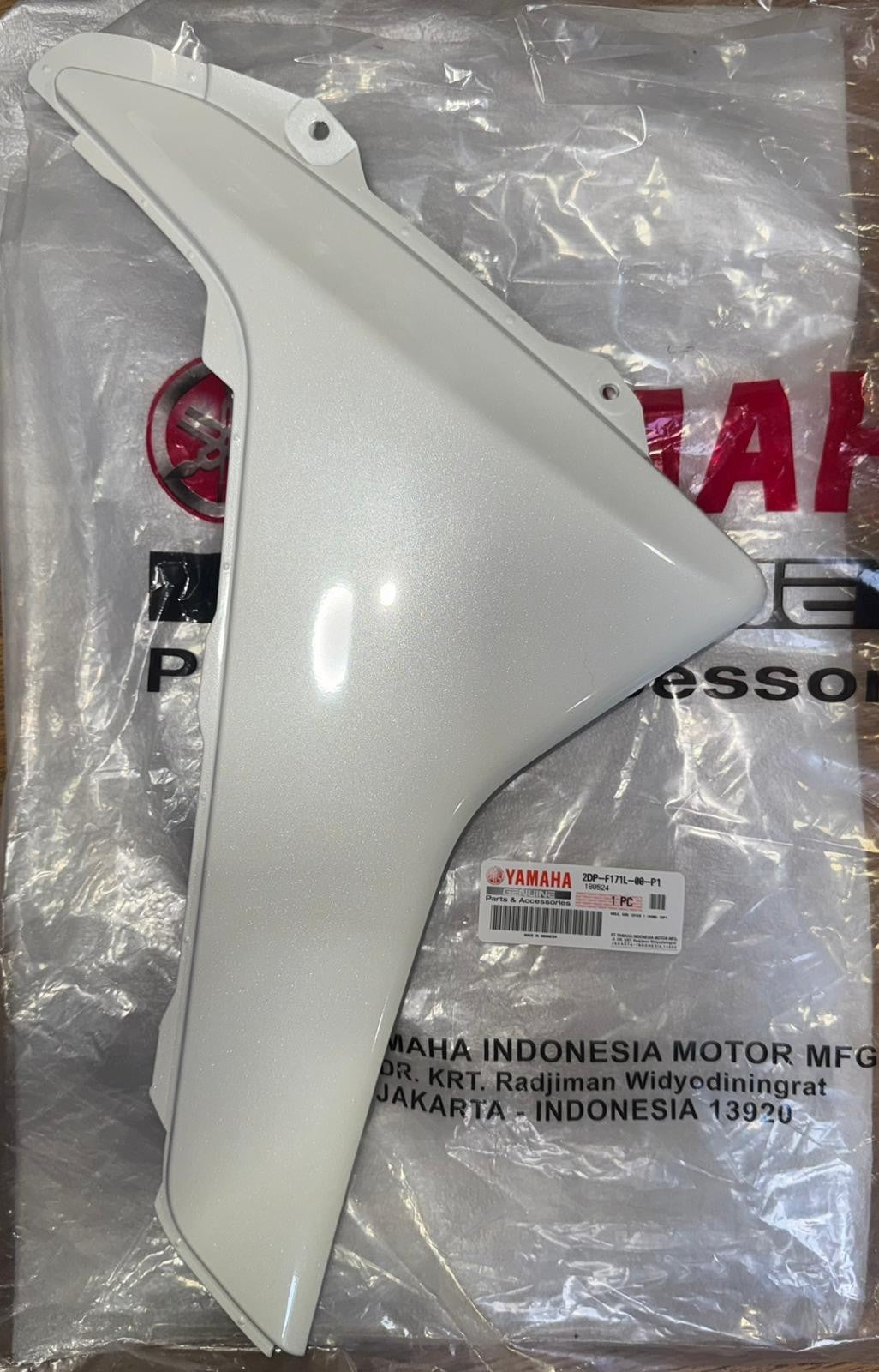 Yamaha Mole, Side Cover 1, 2DP-F171L-00-P1 OEM GPD125-ANMAX GPD125 White